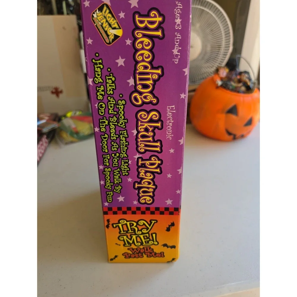 Halloween Bleeding Skull Plaque Spooky Flashing Light Light Sensor Activated